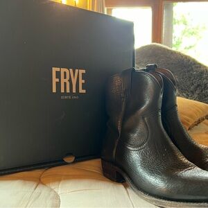 Frye Black Leather Ankle Boots Classic Pull-On Design